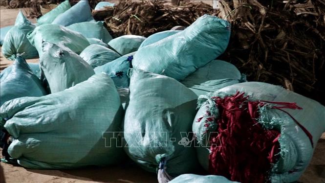 Tại hiện trường, cơ quan chức năng phát hiện 53 bao vải tại trước cửa lò. Ảnh: Sỹ Thắng/TTXVN