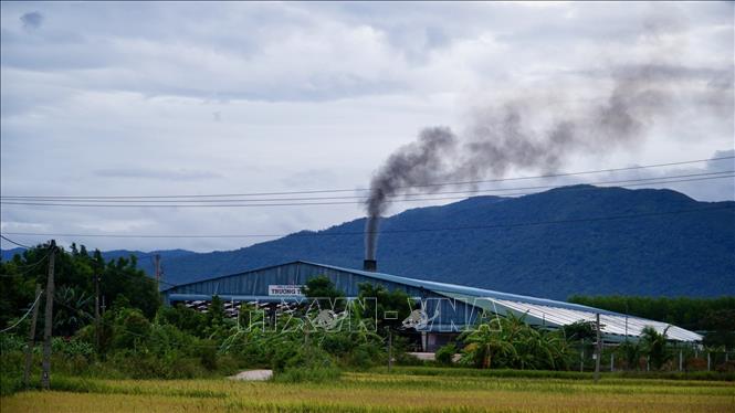 Lò gạch Trường Thịnh xả cột khói đen xì. Ảnh: Sỹ Thắng/TTXVN