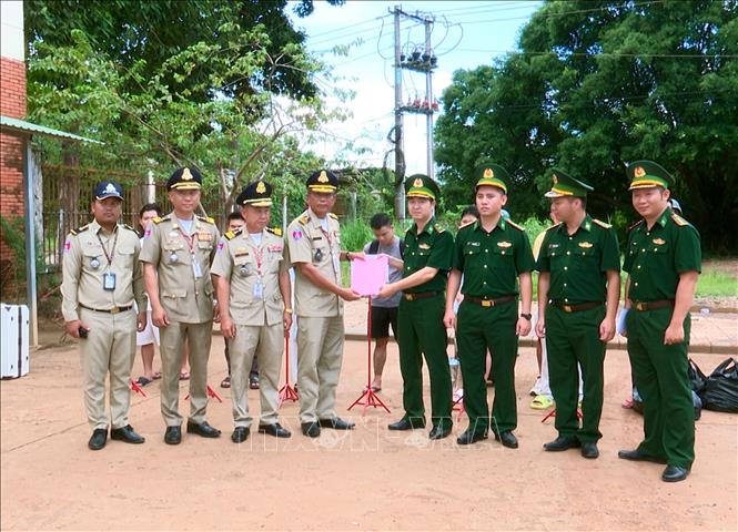 Lực lượng chức năng Việt Nam - Campuchia làm thủ tục trao trả, tiếp nhận 11 công dân từ lực lượng chức năng Campuchia. Ảnh: TTXVN phát