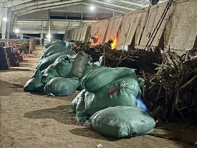 Nhiều bao vải đặt trước cửa lò để chờ đốt. Ảnh: Sỹ Thắng/TTXVN