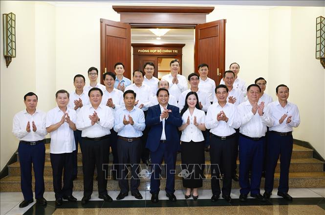 Thủ tướng Phạm Minh Chính với Ban Thường vụ Tỉnh uỷ Thanh Hoá. Ảnh: Dương Giang-TTXVN 
