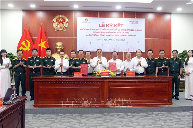 Ủy ban nhân dân tỉnh Cà Mau và Tập đoàn Viettel hoàn thành việc ký kết thỏa thuận hợp tác về chuyển đổi số giai đoạn 2025 - 2030. Ảnh: Trung Kiên - TTXVN