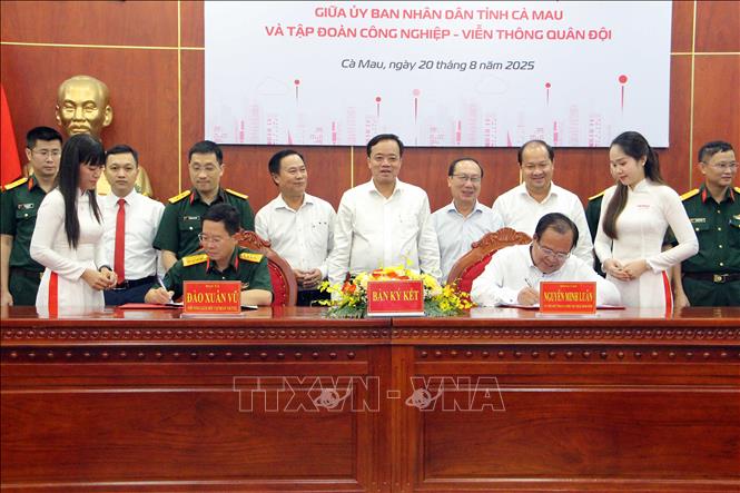 Lãnh đạo Ủy ban nhân dân tỉnh Cà Mau và lãnh đạo Viettel ký kết thỏa thuận hợp tác về chuyển đổi số, giai đoạn 2025 - 2030. Ảnh: Trung Kiên - TTXVN