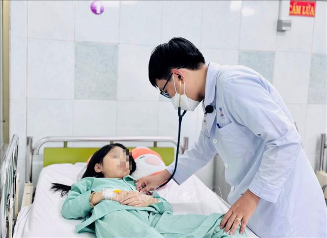 Điều trị cho em nhỏ dương tính với cần sa sau khi ăn kẹo không rõ nguồn gốc mang từ nước ngoài tại Bệnh viện Nguyễn Tri Phương, Thành phố Hồ Chí Minh. Ảnh: TTXVN phát