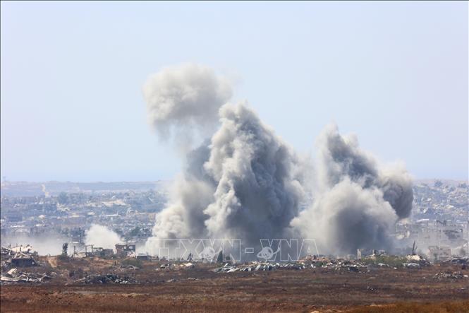 Khói bốc lên sau các cuộc không kích của Israel xuống Dải Gaza. Ảnh: THX/TTXVN