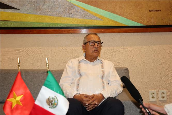 Hạ nghị sĩ Pedro Vázquez, Chủ nhiệm Ủy ban Đối ngoại Hạ viện Mexico, trả lời phỏng vấn phóng viên TTXVN tại Mexico. Ảnh: Phi Hùng - PV TTXVN tại Mexico