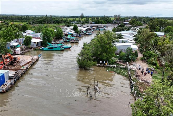 Sạt lở biển ăn sâu vào khu vực dân cư cống T6, xã Bình Giang, tỉnh An Giang. Ảnh: Hồng Đạt - TTXVN