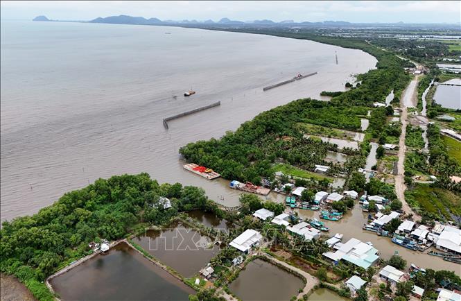 Đến nay, tỉnh An Giang cũng đã hoàn thành 12 công trình kè phòng, chống sạt lở bờ biển Tây với tổng chiều dài 69,13km, tổng kinh phí đầu tư hơn 1.500 tỷ đồng. Ảnh: Hồng Đạt - TTXVN