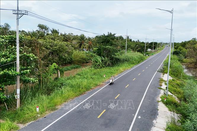 Tỉnh An Giang đang triển khai dự án đường bộ ven biển - đê biển đoạn Rạch Giá - Chùa Hang (xã Kiên Lương) với chiều dài 64,4km với mặt đê được nâng cấp, kiên cố hóa để kết hợp làm đường giao thông ven biển. Ảnh: Hồng Đạt - TTXVN