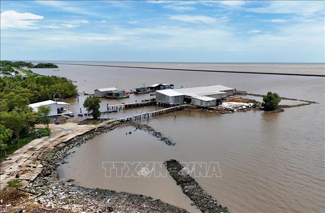Người dân sống phía trong kè tại khu vực ấp 11, xã U Minh, tỉnh Cà Mau, đoạn giáp ranh tỉnh An Giang. Ảnh: Hồng Đạt - TTXVN