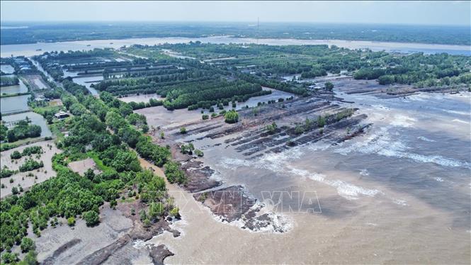 Cửa biển Bồ Đề, xã Tân Ân, nơi các ngọn sóng từ Biển Đông đang hằng ngày khoét sâu vào đất liền. Ảnh: Huỳnh Anh - TTXVN