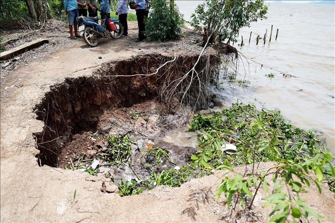 Vị trí sạt lở hàm ếch nguy hiểm hiểm tại khu vực ven biển xã Bình Giang (An Giang). Ảnh: Hồng Đạt - TTXVN