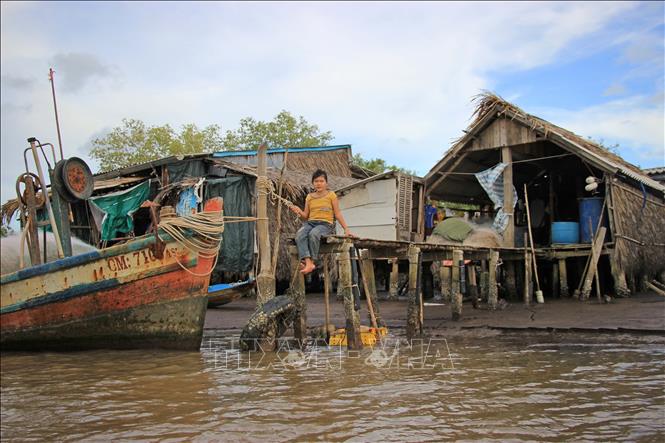 Cư dân sống ven biển Tây luôn sống trong sự lo sợ hiểm họa của thiên nhiên có thể đến bất cứ lúc nào. Ảnh tư liệu: Huỳnh Anh - TTXVN