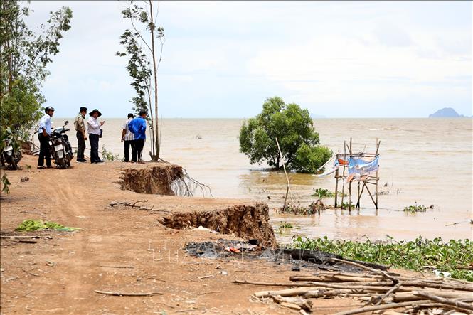 Khu vực sạt lở biển Tây thuộc cống Bình Giang 2, xã Bình Giang. Ảnh: Hồng Đạt - TTXVN