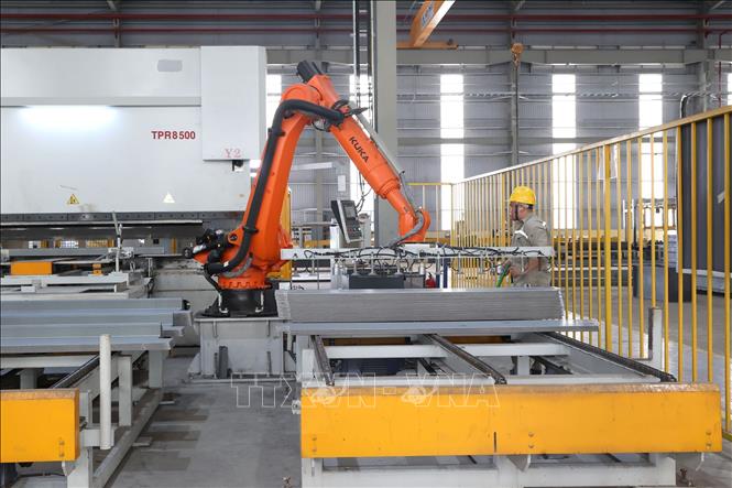 Sảnn xuất kính nổi tại Công ty TNHH Kính nổi siêu trắng Phú Mỹ (PFG), KCN Phú Mỹ II mở rộng. Ảnh: Hoàng Nhị-TTXVN