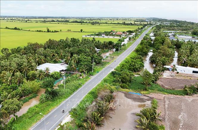 Tuyến đường bộ ven biển - đê biển đoạn Rạch Giá - Chùa Hang (xã Kiên Lương, tỉnh An Giang) ven biển này vừa bảo vệ đất sản xuất lúa, đồng thời còn giúp giải tỏa áp lực giao thông cho quốc lộ 80. Ảnh: Hồng Đạt - TTXVN
