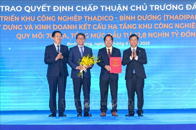 Phó Thủ tướng Chính phủ Mai Văn Chính trao quyết định chấp thuận chủ trương đầu tư khu công nghiệp Bắc Tân Uyên 1 chuyên sâu lĩnh vực cơ khí. Huyền Trang-TTXVN