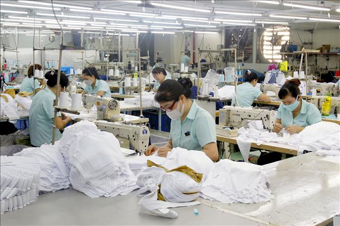 Sản xuất quần áo thể thao tại Công nhân Công ty TNHH AMPFIELD (Việt Nam), Khu công nghiệp Tân Bình, TP. Hồ Chí Minh. Ảnh: Thanh Vũ-TTXVN