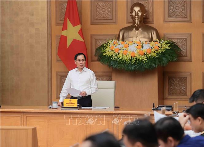 Phó Thủ tướng, Bộ trưởng Bộ Ngoại giao Bùi Thanh Sơn, Chủ tịch Ủy ban Quốc gia APEC 2027 phát biểu. Ảnh: An Đăng - TTXVN