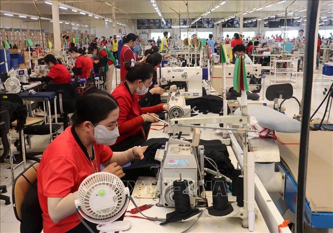 Công nhân Công ty TNHH NV APPAREL, Khu Công nghiệp Bình Hòa, tỉnh An Giang sản xuất hàng may mặc xuất khẩu. Ảnh: Lê Huy Hải - TTXVN
