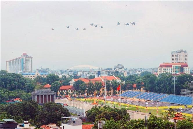 Biên đội máy bay trực thăng bay trên khu vực Quảng trường Ba Đình. Ảnh: Minh Quyết - TTXVN
