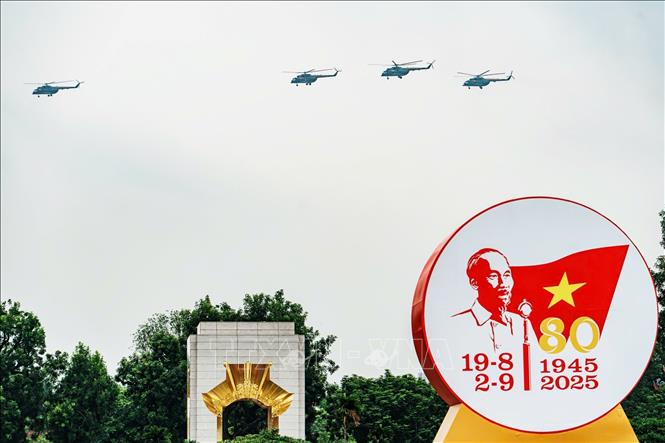 Biên đội máy bay trực thăng bay trên khu vực Quảng trường Ba Đình. Ảnh: Phạm Tuấn Anh - TTXVN