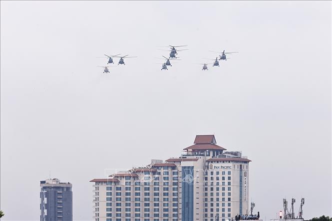 Biên đội máy bay trực thăng bay vào khu vực trung tâm Hà Nội. Ảnh: Doãn Tấn - TTXVN