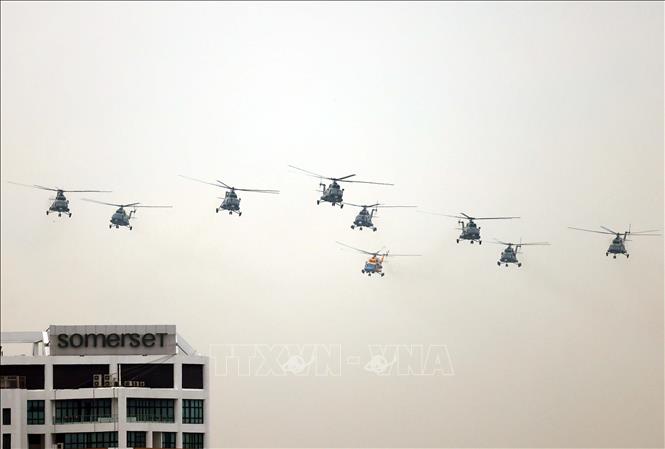 Biên đội trực thăng bay trên bầu trời Thủ đô. Ảnh: Nhật Anh - TTXVN
