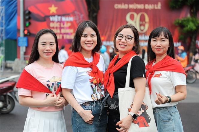 Người dân chụp ảnh trong niềm vui kỷ niệm Ngày Độc lập. Ảnh: Lê Đông - TTXVN