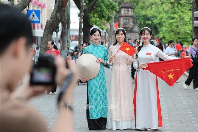 Người dân rạng rỡ chụp ảnh tại khu vực hồ Hoàn Kiếm. Ảnh: Lê Đông - TTXVN
