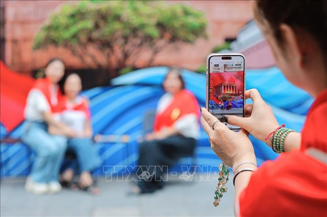 Hà Nội rộn ràng không khí lễ hội, người dân tranh thủ ghi hình trong dịp kỷ niệm Quốc khánh. Ảnh: Lê Đông - TTXVN