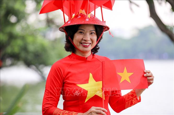 Trong những ngày gần đến Đại lễ, nhiều người dân xuống đường chụp ảnh với hình ảnh lá cờ Tổ quốc thể hiện tình yêu nước và niềm tự hào dân tộc. Ảnh: Khánh Hoà - TTXVN