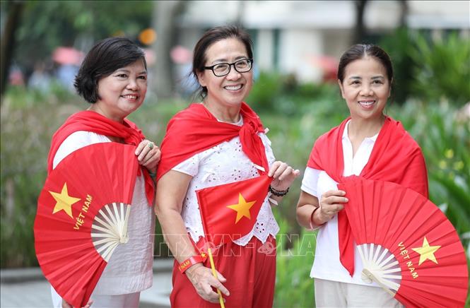 Trong những ngày gần đến Đại lễ, nhiều người dân xuống đường chụp ảnh với hình ảnh lá cờ Tổ quốc để thể hiện tình yêu nước và niềm tự hào dân tộc. Ảnh: Khánh Hoà - TTXVN