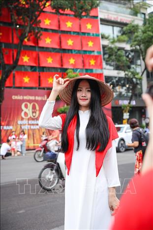 Trong những ngày gần đến Đại lễ, nhiều người dân xuống đường chụp ảnh với hình ảnh lá cờ Tổ quốc để thể hiện tình yêu nước và niềm tự hào dân tộc. Ảnh: Khánh Hoà - TTXVN