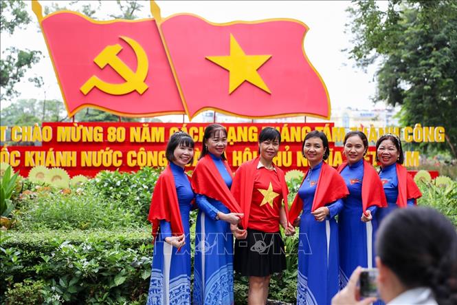 Trong những ngày gần đến Đại lễ, nhiều người dân xuống đường chụp ảnh với hình ảnh lá cờ Tổ quốc để thể hiện tình yêu nước và niềm tự hào dân tộc. Ảnh: Khánh Hoà - TTXVN