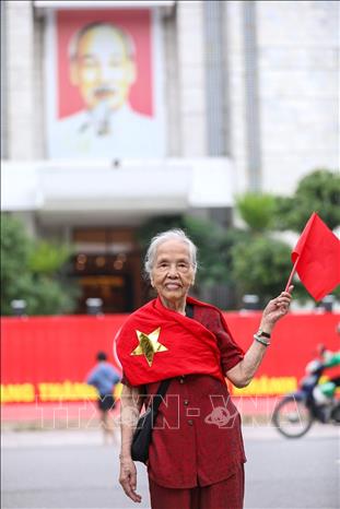 Bà Hoàng Thụy Khuê 93 tuổi (Hà Nội), chiến sĩ Điện Biên năm xưa vui mừng chứng kiến những thời khắc lịch sử hướng đến ngày Đại lễ của dân tộc. Ảnh: Khánh Hoà - TTXVN