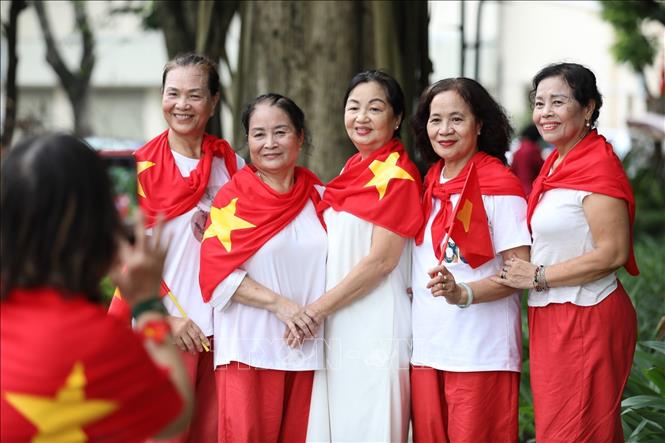 Trong những ngày gần đến Đại lễ, nhiều người dân xuống đường chụp ảnh với hình ảnh lá cờ Tổ quốc để thể hiện tình yêu nước và niềm tự hào dân tộc. Ảnh: Khánh Hoà - TTXVN