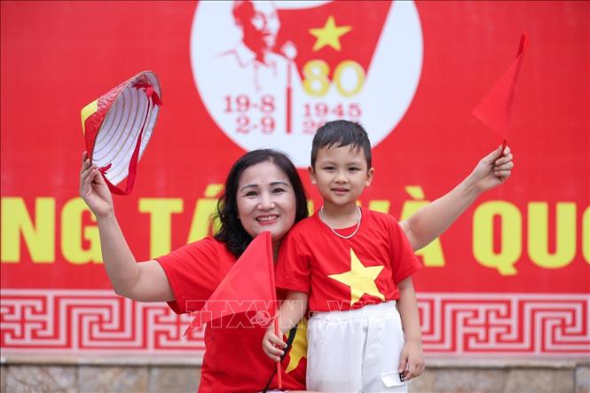 Trong những ngày gần đến Đại lễ, nhiều người dân xuống đường chụp ảnh với hình ảnh lá cờ Tổ quốc để thể hiện tình yêu nước và niềm tự hào dân tộc. Ảnh: Khánh Hoà - TTXVN