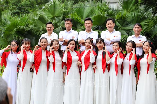 Trong những ngày gần đến Đại lễ, nhiều người dân xuống đường chụp ảnh với hình ảnh lá cờ Tổ quốc để thể hiện tình yêu nước và niềm tự hào dân tộc. Ảnh: Khánh Hoà - TTXVN