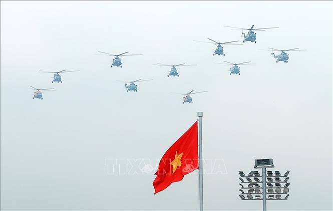Biên đội máy bay trực thăng bay trên khu vực Quảng trường Ba Đình. Ảnh: An Đăng - TTXVN