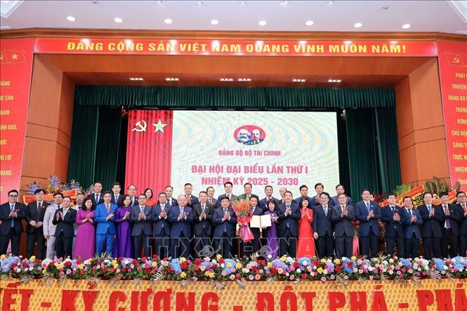 Phó Thủ tướng Nguyễn Chí Dũng tặng hoa chúc mừng Ban Chấp hành Đảng bộ Bộ Tài chính nhiệm kỳ 2025-2030. Ảnh: Phạm Hậu-TTXVN