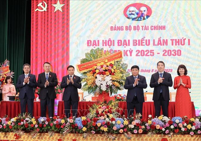 Phó Thủ tướng Nguyễn Chí Dũng tặng hoa chúc mừng Đại hội. Ảnh: Phạm Hậu-TTXVN