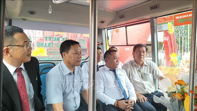 Các đại biểu trải nghiệm đi xe buýt trên các tuyến đường nội ô phường Bạc Liêu, tỉnh Cà Mau. Ảnh: Tuấn Kiệt – TTXVN.