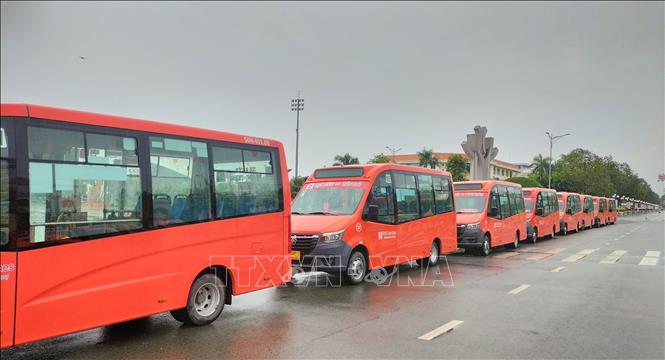 Việc đưa vào hoạt động 4 tuyến xe buýt kết nối liên tỉnh và liên xã – phường trong tỉnh Cà Mau (thuộc địa bàn của tỉnh Bạc Liêu cũ) giúp nâng cao chất lượng phục vụ chở khách, mở ra cơ hội kết nối, phát triển du lịch của tỉnh. Ảnh: Tuấn Kiệt – TTXVN