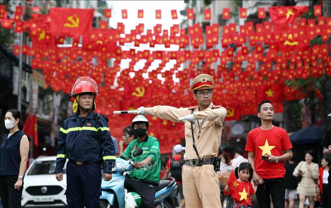 Cán bộ, chiến sĩ CSGT làm nhiệm vụ phân luồng, điều tiết giao thông tại tuyến phố Nguyễn Thái Học - Hùng Vương. Ảnh: Phạm Kiên - TTXVN