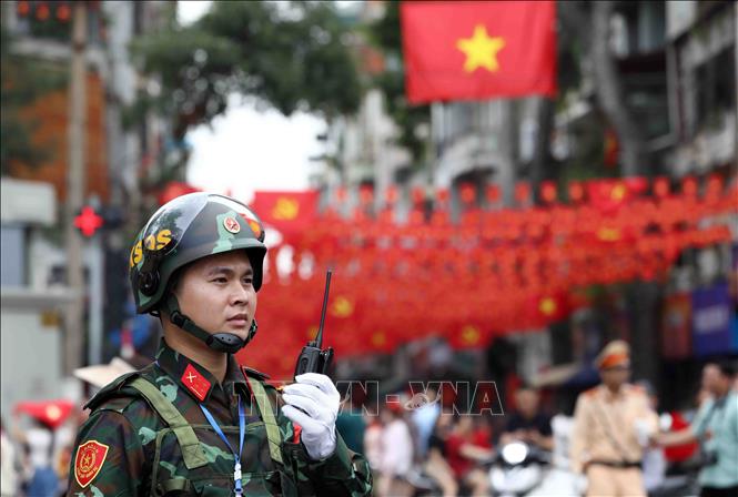 Lực lượng Quân đội làm nhiệm vụ đảm bảo an ninh trật tự tại các tuyến phố xung quanh khu vực đoàn diễu bình, diễu hành đi qua. Ảnh: Phạm Kiên - TTXVN