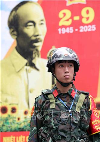 Lực lượng Quân đội làm nhiệm vụ đảm bảo an ninh trật tự tại các tuyến phố xung quanh khu vực đoàn diễu bình, diễu hành đi qua. Ảnh: Phạm Kiên - TTXVN