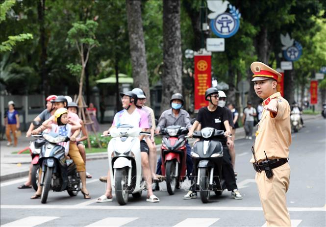 Lực lượng CSGT tổ chức điều tiết, phân luồng giao thông tại các nút giao thông trọng điểm đảm bảo an toàn giao thông thông suốt. Ảnh: Phạm Kiên - TTXVN