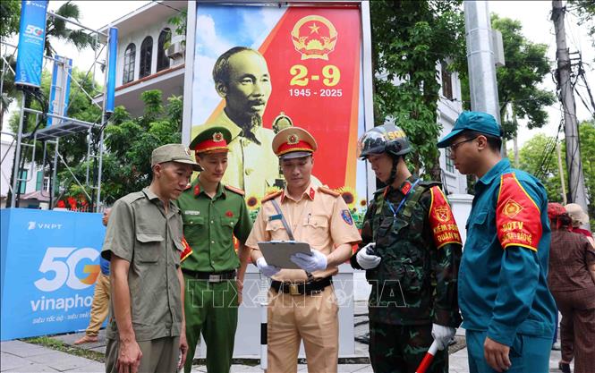Các lực lượng họp bàn triển khai phương án đảm bảo An ninh trật tự, an toàn giao thông cho Lễ tổng hợp luyện lần 1. Ảnh: Phạm Kiên - TTXVN