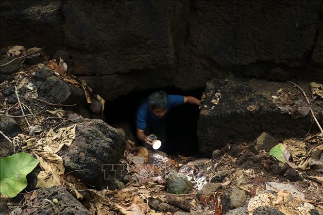 Có những cửa vào hang động hẹp, chỉ đủ để một người có thể chui qua. Ảnh: Sỹ Tuyên - TTXVN